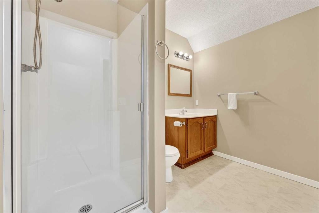 988 Prestwick Circle Se, Calgary, AB - Indoor Photo Showing Bathroom