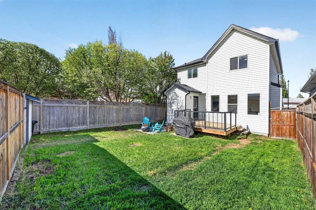 988 Prestwick Circle Se, Calgary, AB - Outdoor With Backyard