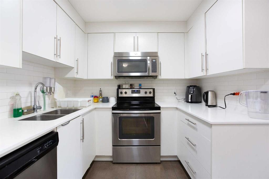 2406-302 Skyview Ranch Drive Ne, Calgary, AB - Indoor Photo Showing Kitchen With Double Sink With Upgraded Kitchen