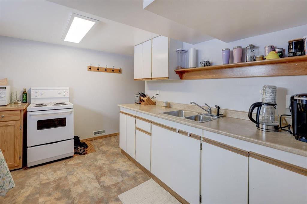3432 3 Avenue Nw, Calgary, AB - Indoor