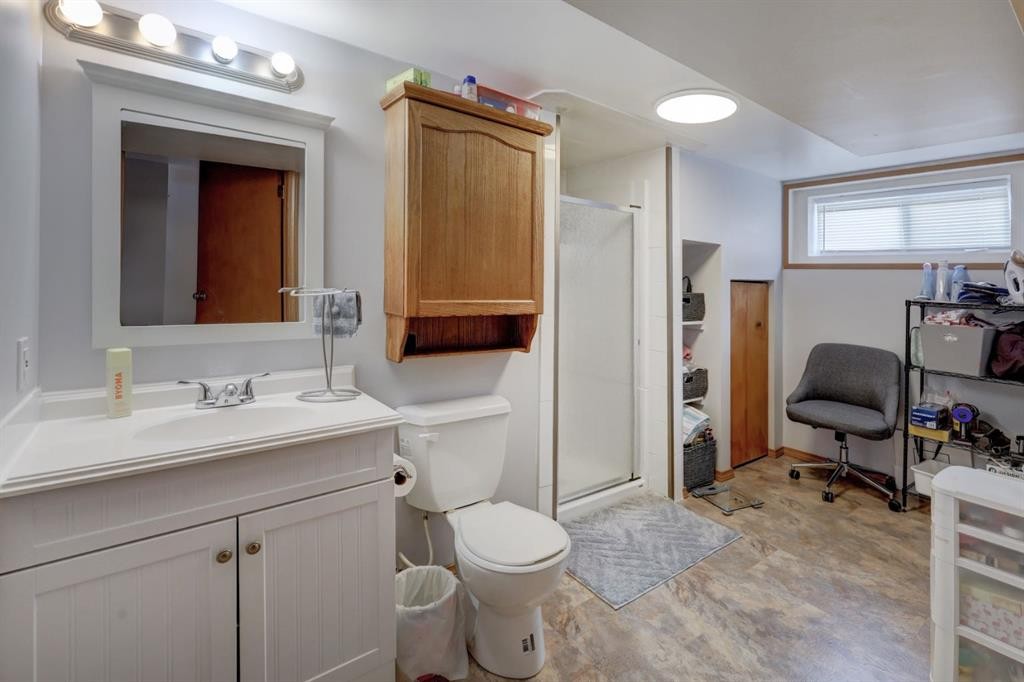 3432 3 Avenue Nw, Calgary, AB - Indoor Photo Showing Bathroom