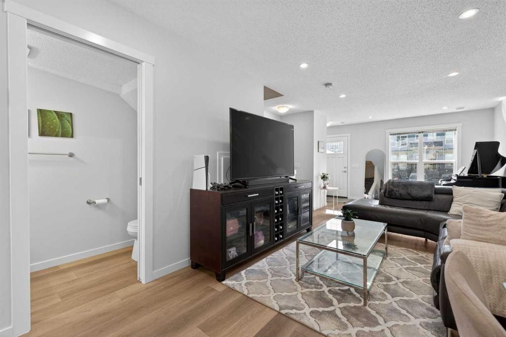 340 Cranbrook Square Se, Calgary, AB - Indoor Photo Showing Living Room