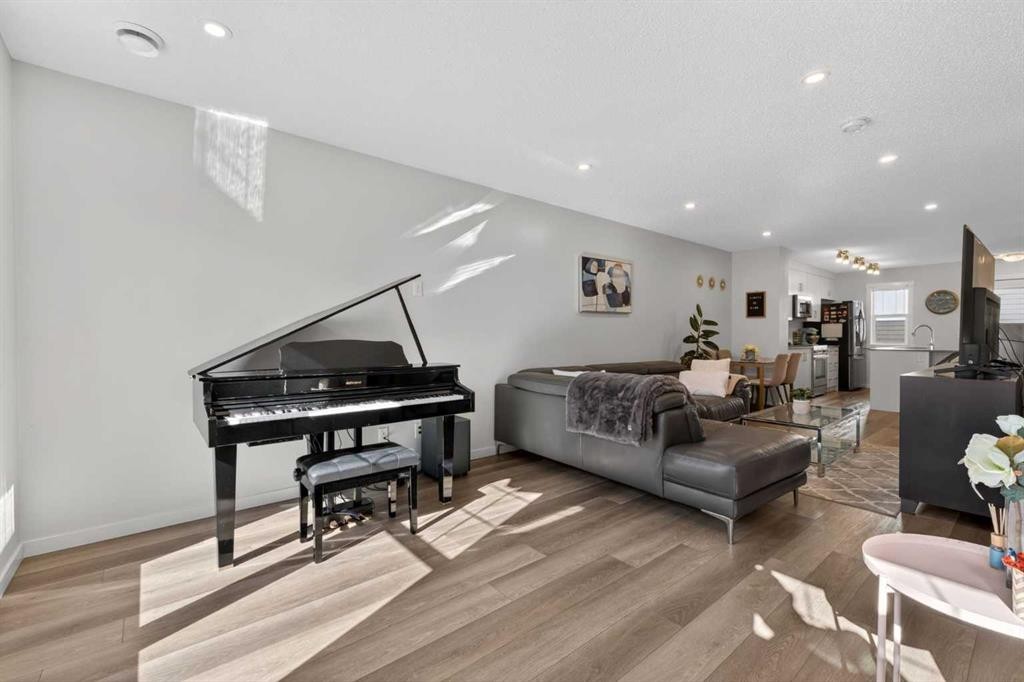 340 Cranbrook Square Se, Calgary, AB - Indoor Photo Showing Living Room