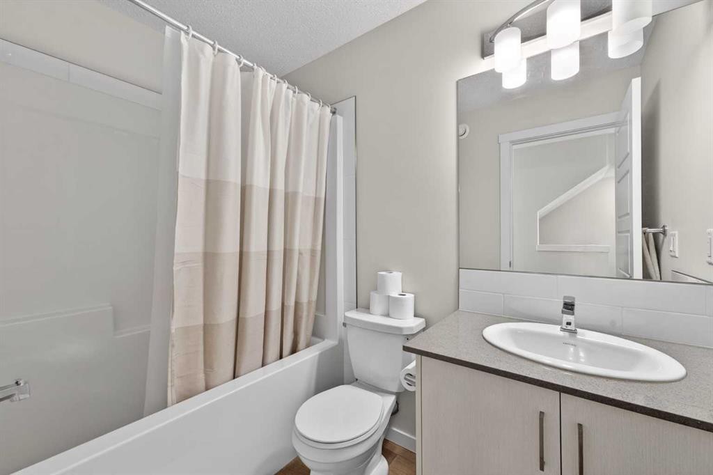 340 Cranbrook Square Se, Calgary, AB - Indoor Photo Showing Bathroom