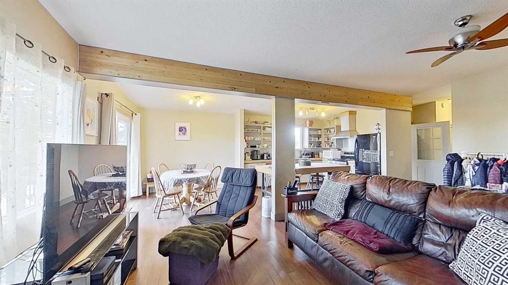 11723 Canfield Road Sw, Calgary, AB - Indoor Photo Showing Living Room