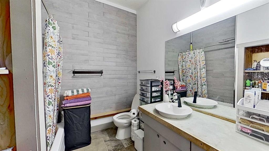 11723 Canfield Road Sw, Calgary, AB - Indoor Photo Showing Bathroom