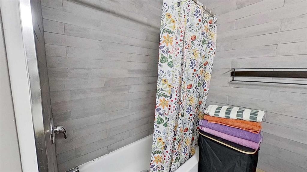 11723 Canfield Road Sw, Calgary, AB - Indoor Photo Showing Bathroom