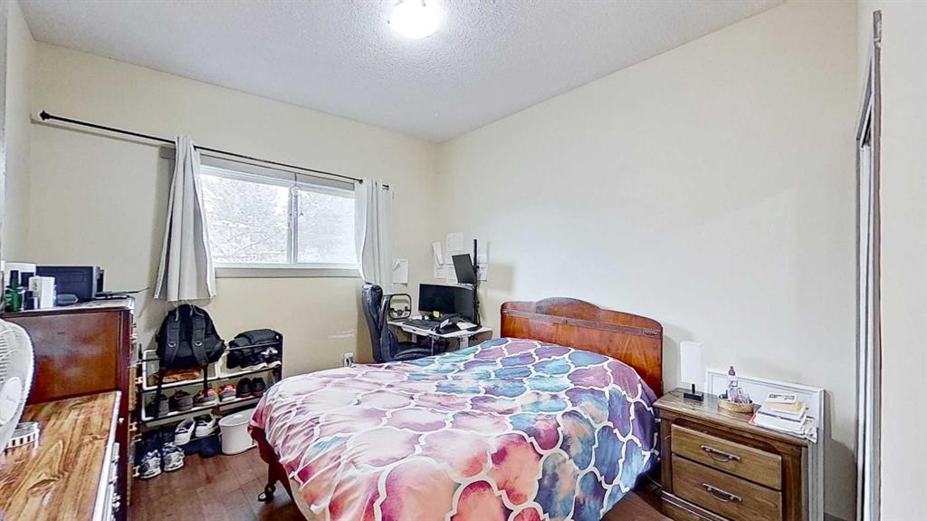 11723 Canfield Road Sw, Calgary, AB - Indoor Photo Showing Bedroom