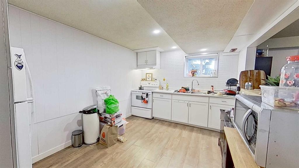 11723 Canfield Road Sw, Calgary, AB - Indoor Photo Showing Kitchen