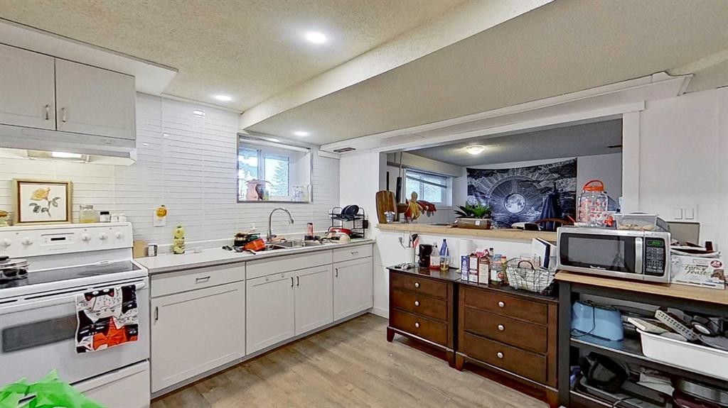 11723 Canfield Road Sw, Calgary, AB - Indoor Photo Showing Kitchen