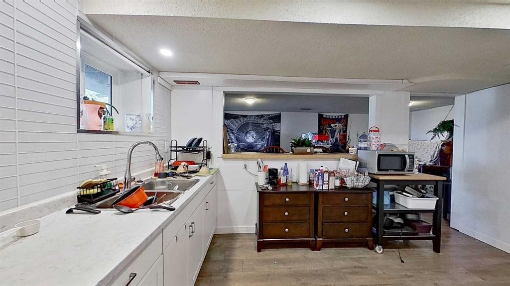 11723 Canfield Road Sw, Calgary, AB - Indoor Photo Showing Kitchen
