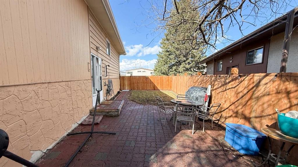 11723 Canfield Road Sw, Calgary, AB - Outdoor