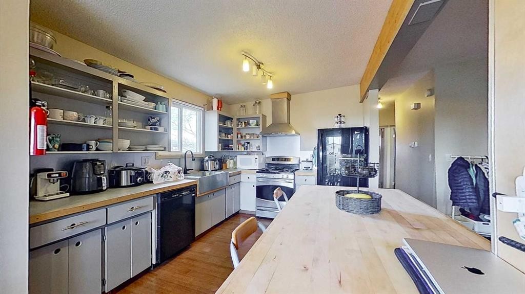 11723 Canfield Road Sw, Calgary, AB - Indoor Photo Showing Kitchen
