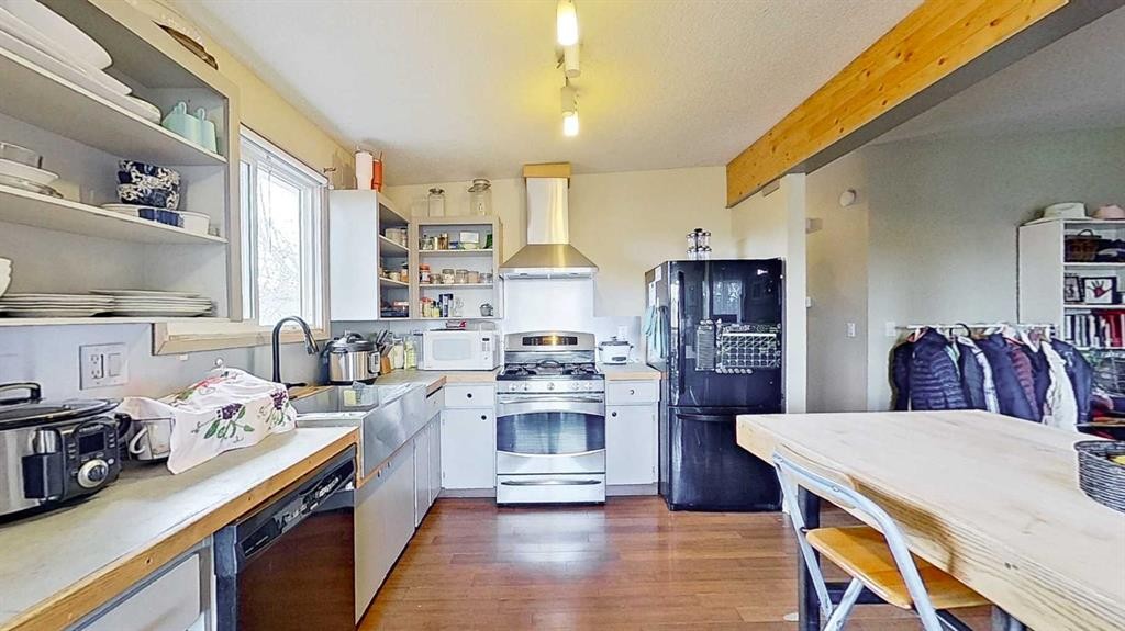 11723 Canfield Road Sw, Calgary, AB - Indoor Photo Showing Kitchen