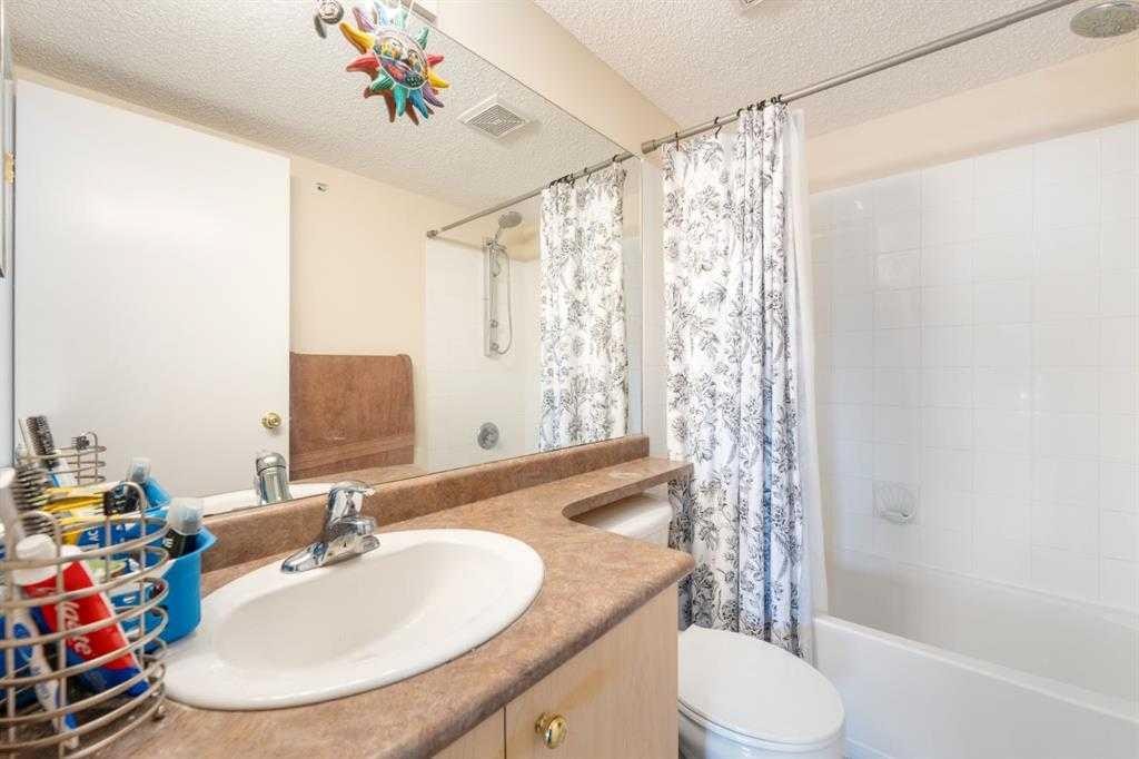 1406-12 Cimarron Common, Okotoks, AB - Indoor Photo Showing Bathroom
