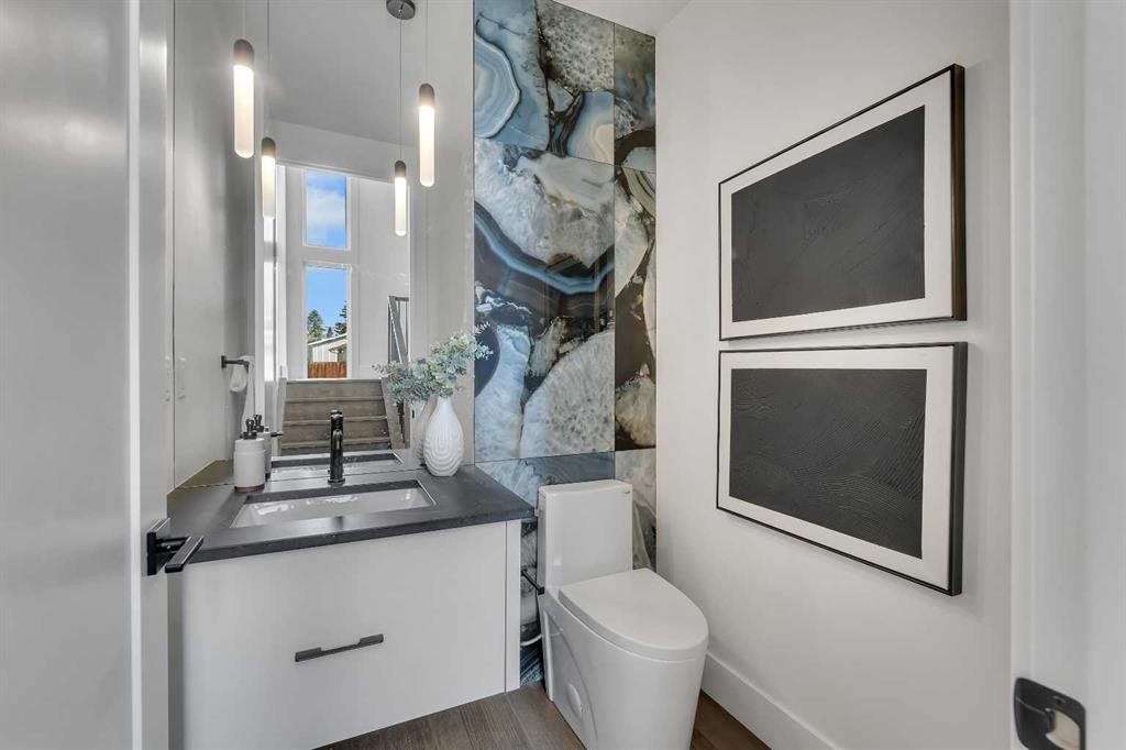 3919 23 Avenue Sw, Calgary, AB - Indoor Photo Showing Bathroom