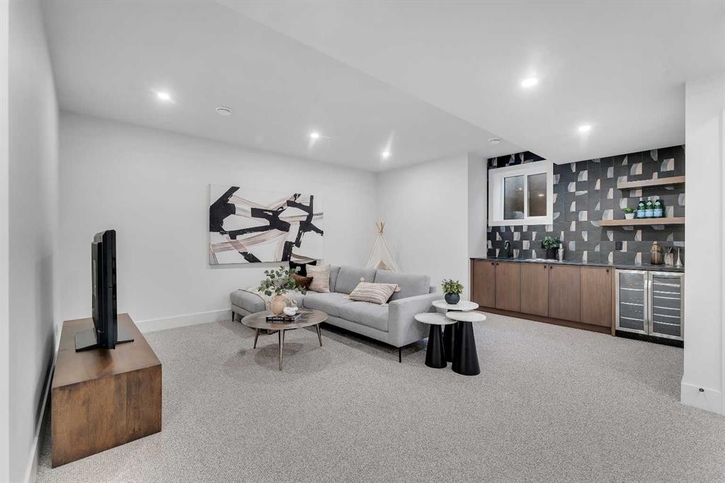 3919 23 Avenue Sw, Calgary, AB - Indoor