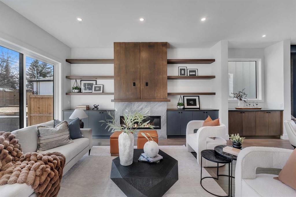 3919 23 Avenue Sw, Calgary, AB - Indoor Photo Showing Living Room