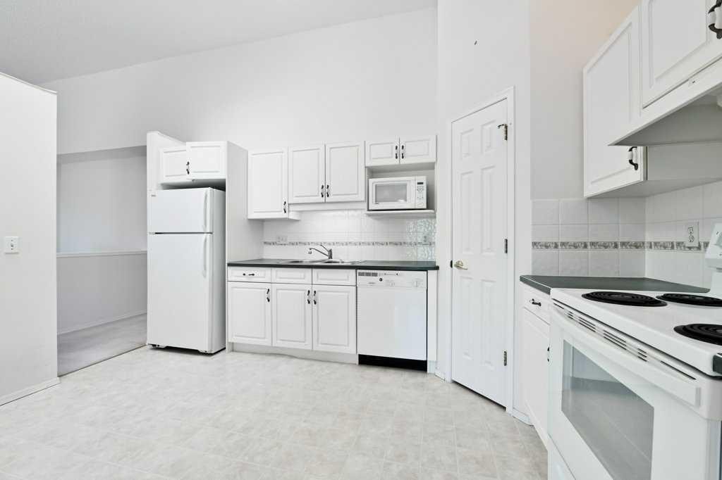 184 Valley Ridge Heights Nw, Calgary, AB - Indoor Photo Showing Kitchen