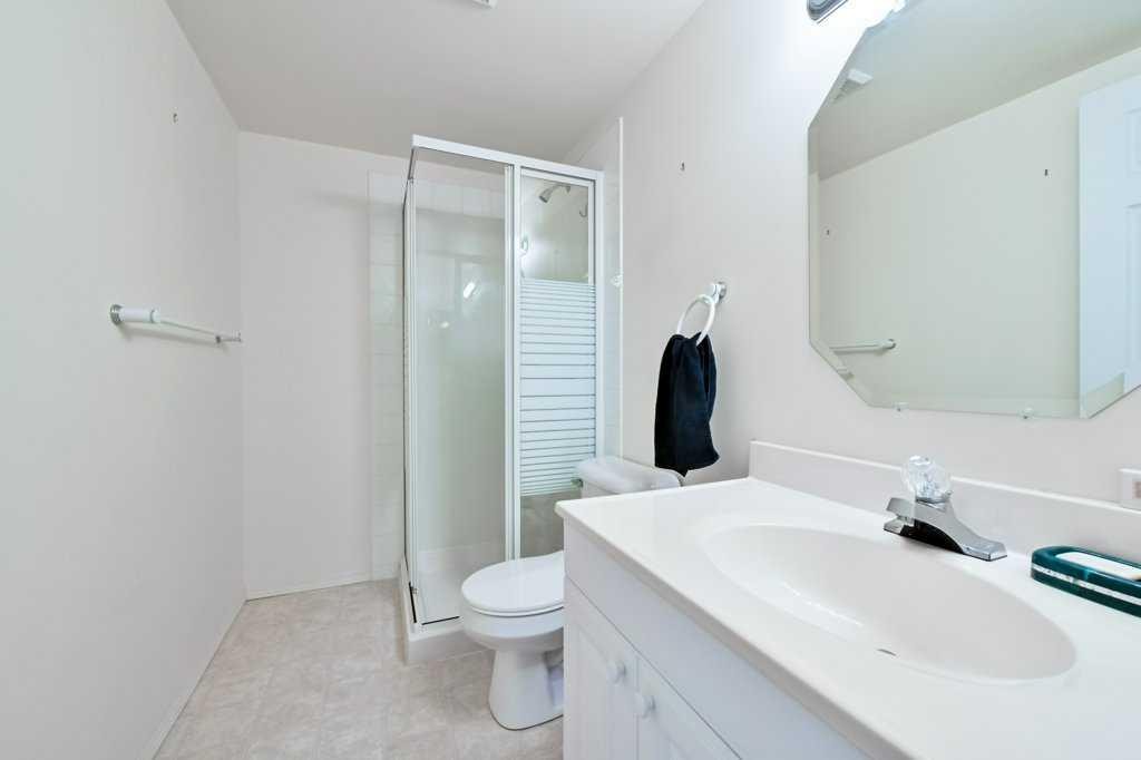 184 Valley Ridge Heights Nw, Calgary, AB - Indoor Photo Showing Bathroom