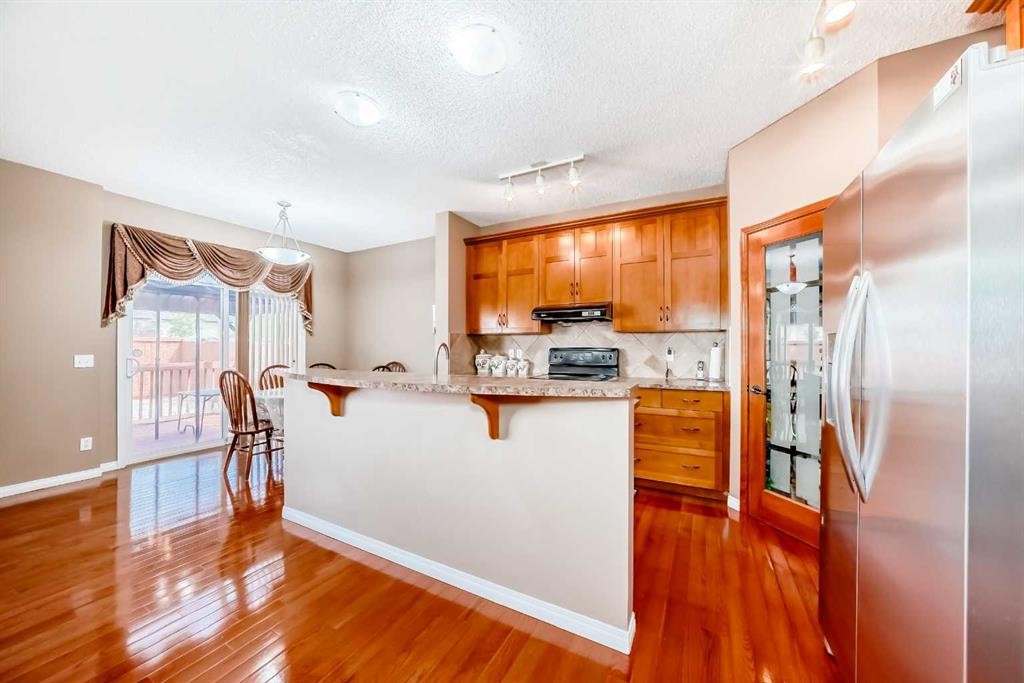 148 Saddlecrest Gardens Ne, Calgary, AB - Indoor Photo Showing Kitchen