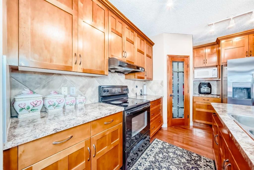 148 Saddlecrest Gardens Ne, Calgary, AB - Indoor Photo Showing Kitchen With Double Sink