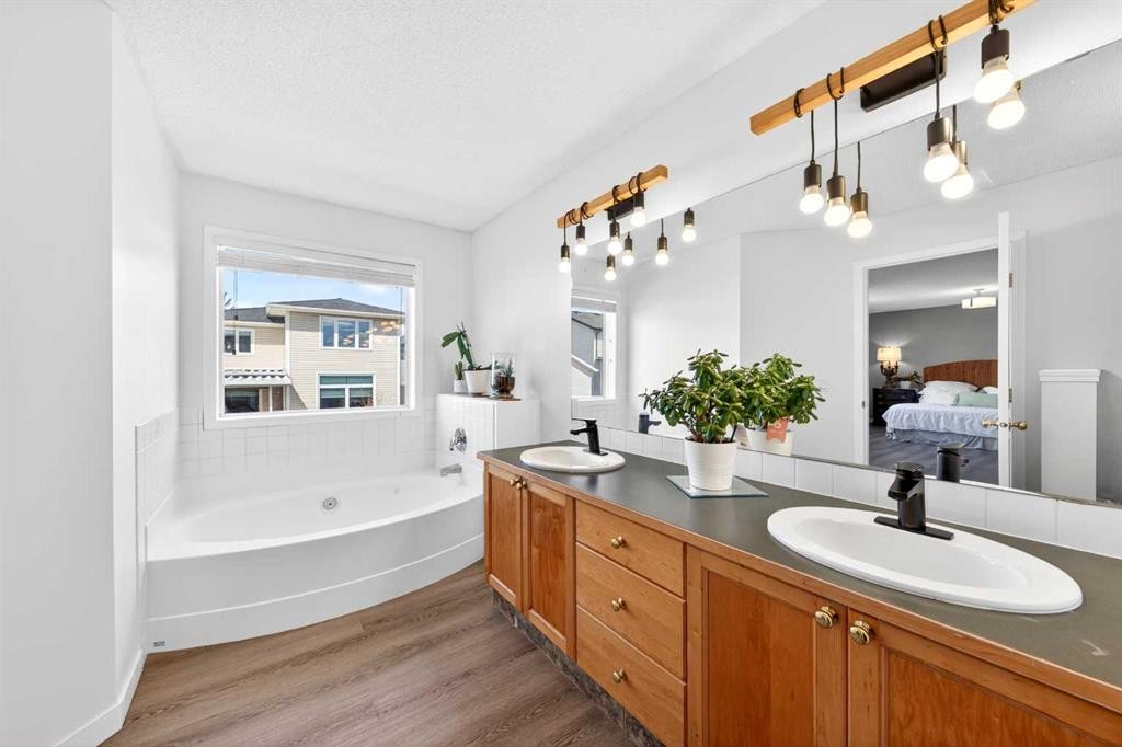 502 Panamount Boulevard Nw, Calgary, AB - Indoor Photo Showing Bathroom