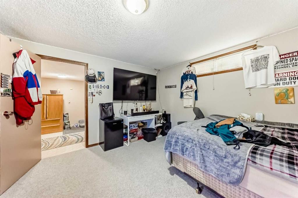 36 Shannon Road Sw, Calgary, AB - Indoor Photo Showing Bedroom