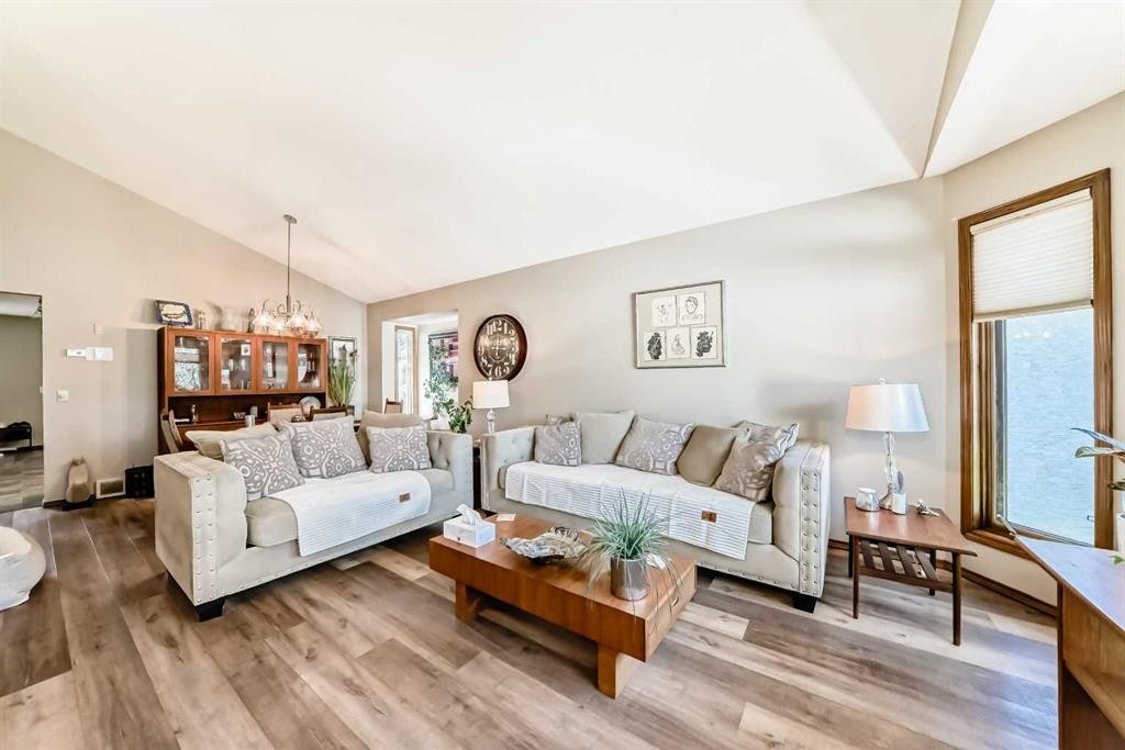 36 Shannon Road Sw, Calgary, AB - Indoor Photo Showing Living Room