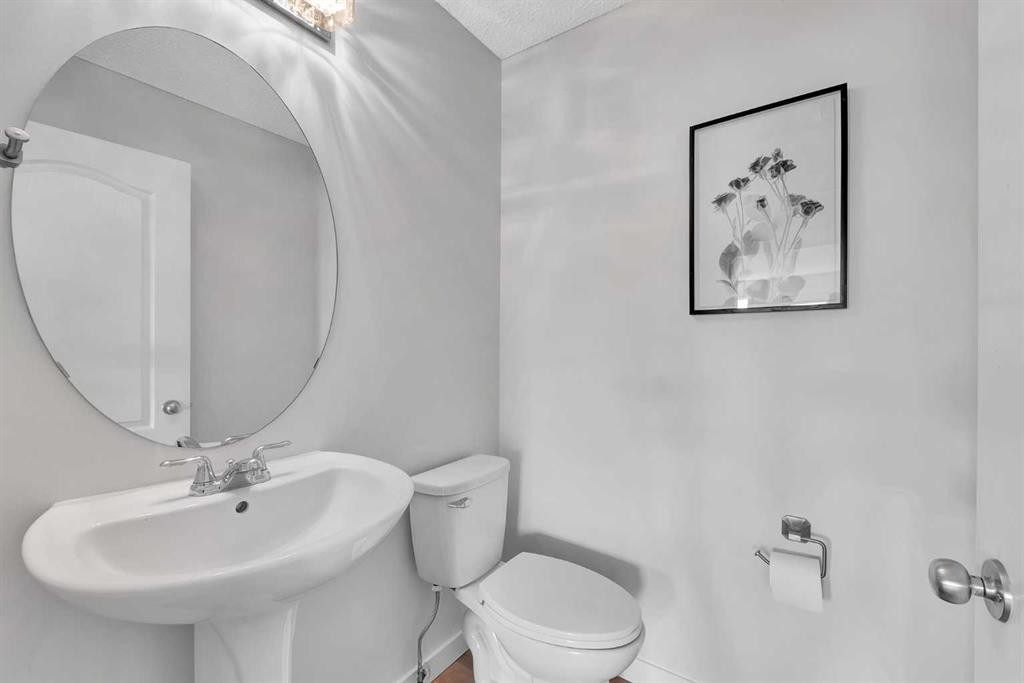 214 Royal Birch View Nw, Calgary, AB - Indoor Photo Showing Bathroom