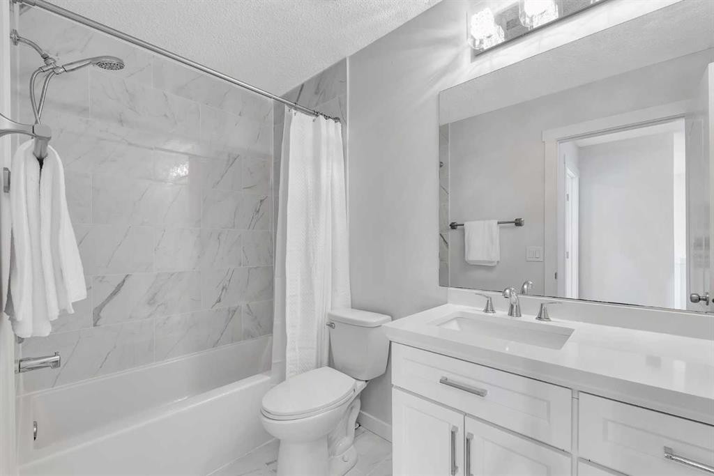 214 Royal Birch View Nw, Calgary, AB - Indoor Photo Showing Bathroom