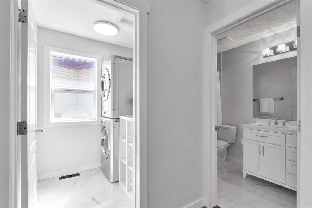 214 Royal Birch View Nw, Calgary, AB - Indoor Photo Showing Bathroom