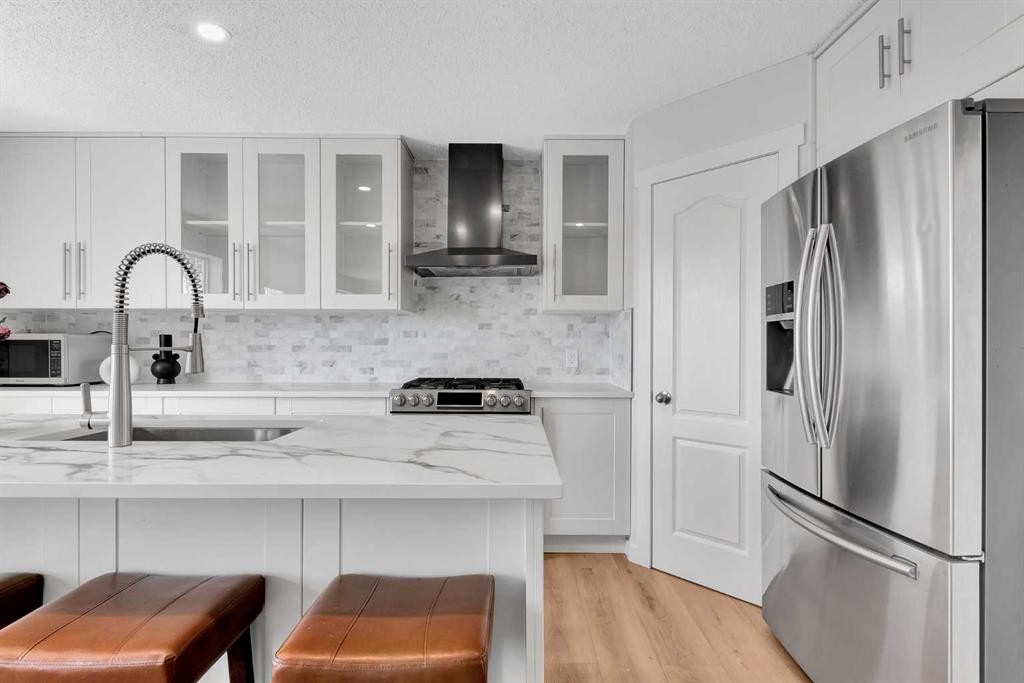214 Royal Birch View Nw, Calgary, AB - Indoor Photo Showing Kitchen With Stainless Steel Kitchen With Upgraded Kitchen