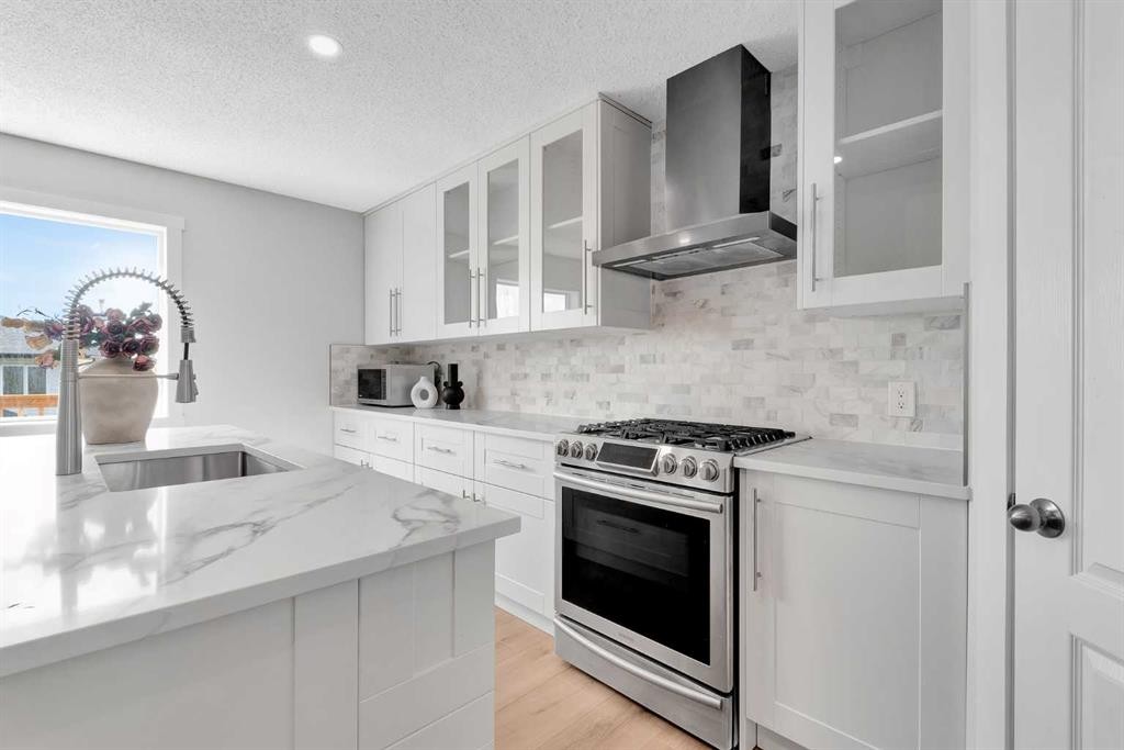 214 Royal Birch View Nw, Calgary, AB - Indoor Photo Showing Kitchen With Upgraded Kitchen