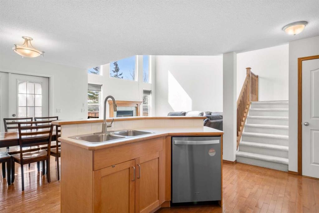 77 Cougarstone Circle Sw, Calgary, AB