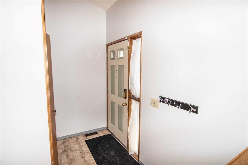 27 Taraglen Court Ne, Calgary, AB - Indoor Photo Showing Other Room