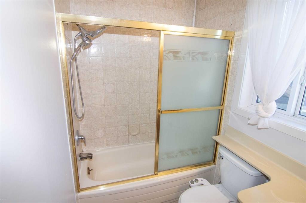 27 Taraglen Court Ne, Calgary, AB - Indoor Photo Showing Bathroom