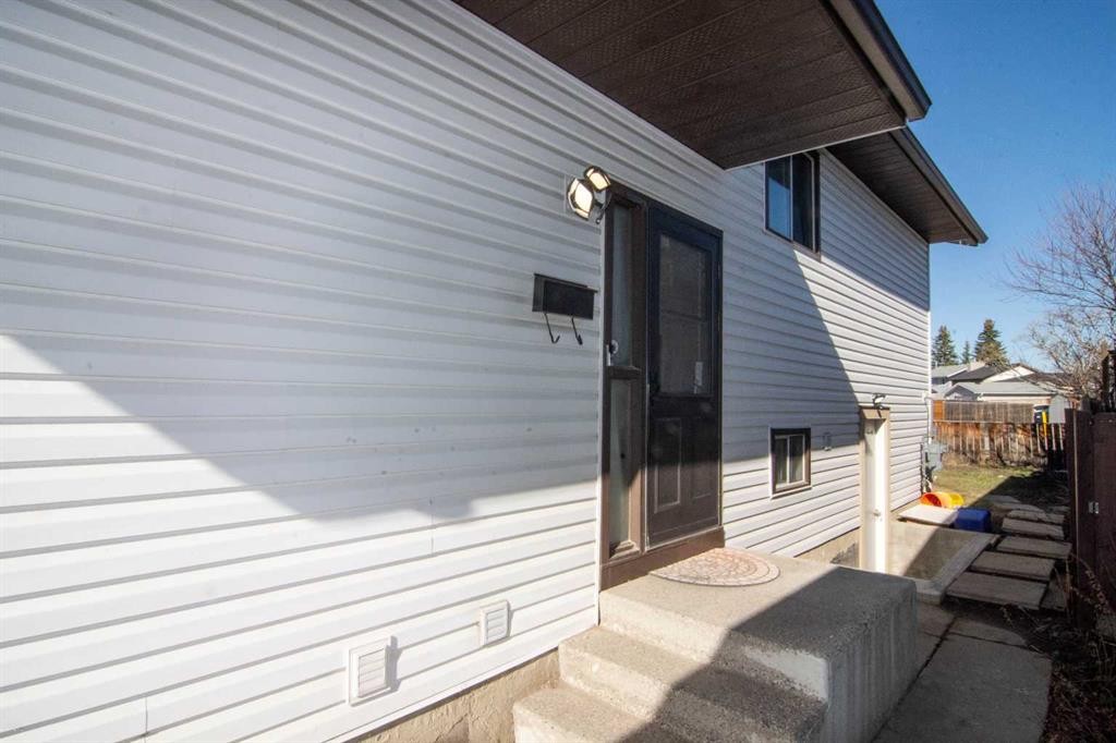 27 Taraglen Court Ne, Calgary, AB - Outdoor With Exterior