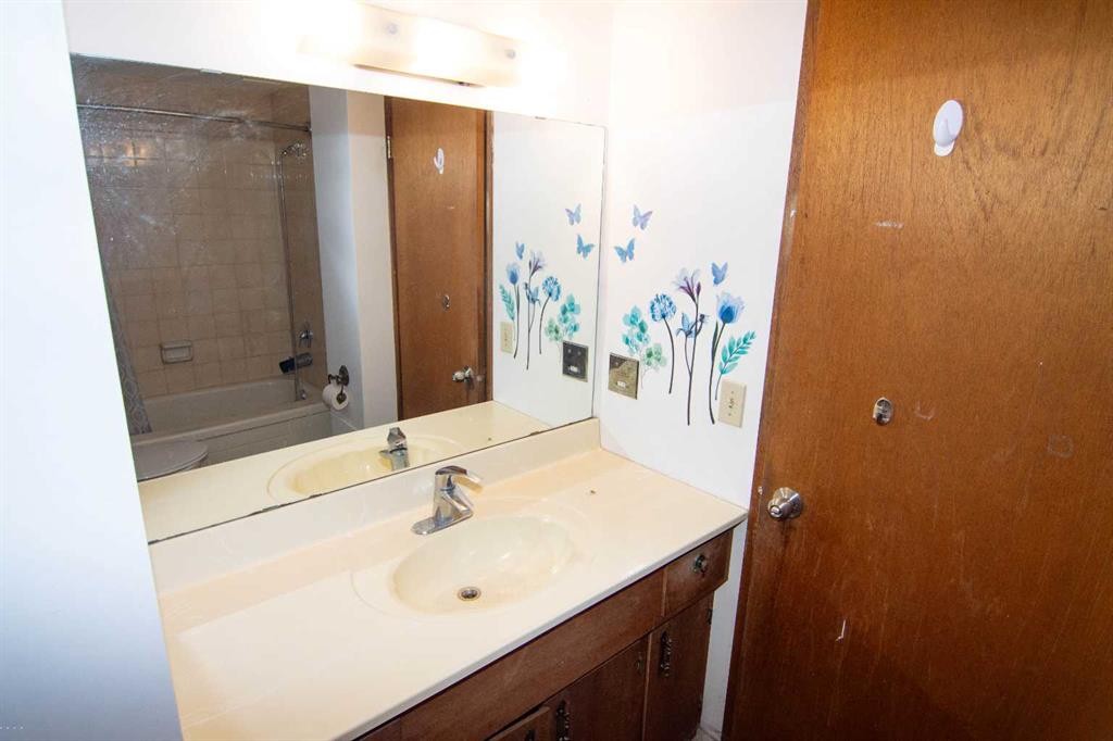 27 Taraglen Court Ne, Calgary, AB - Indoor Photo Showing Bathroom