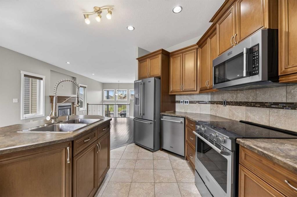 5 Vera Close, Olds, AB - Indoor Photo Showing Kitchen With Stainless Steel Kitchen With Double Sink