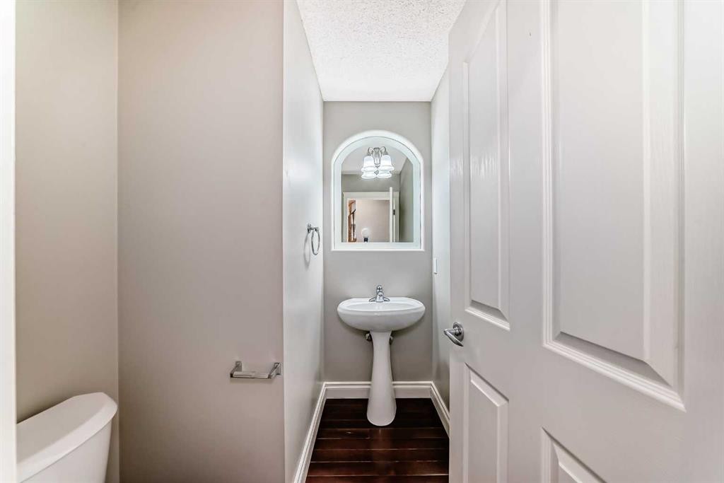 141 Somerglen Way Sw, Calgary, AB - Indoor Photo Showing Bathroom