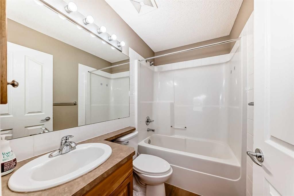 141 Somerglen Way Sw, Calgary, AB - Indoor Photo Showing Bathroom