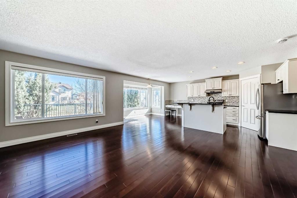 141 Somerglen Way Sw, Calgary, AB - Indoor Photo Showing Kitchen