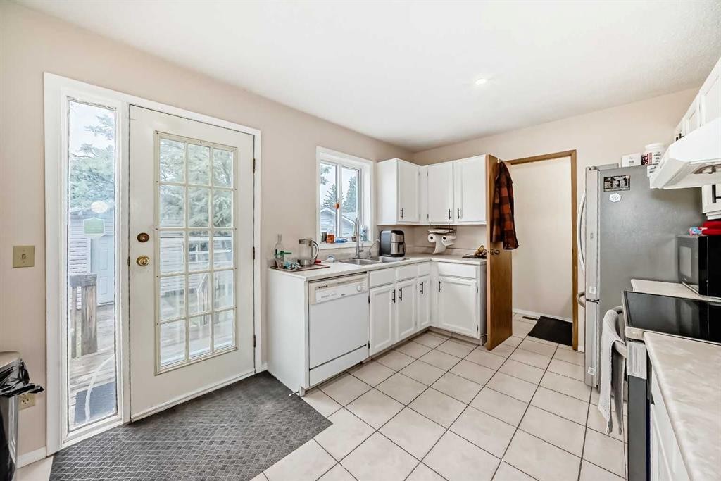 110 Edgeburn Crescent Nw, Calgary, AB - Indoor Photo Showing Kitchen