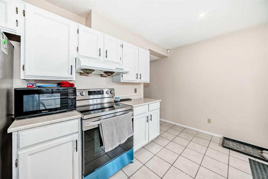 110 Edgeburn Crescent Nw, Calgary, AB - Indoor Photo Showing Kitchen