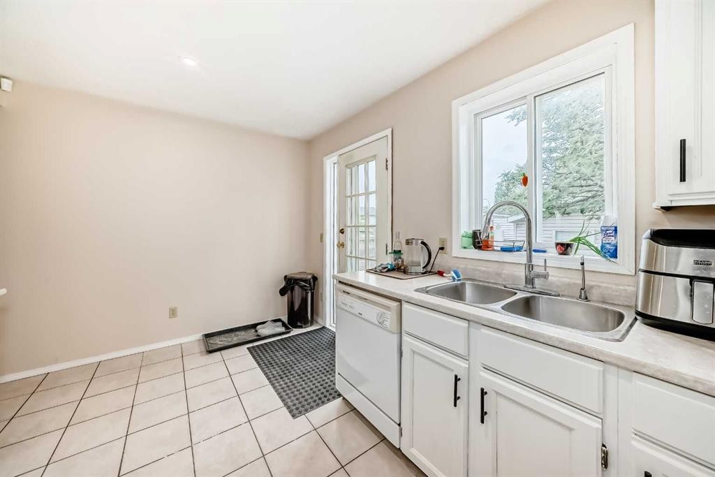 110 Edgeburn Crescent Nw, Calgary, AB - Indoor Photo Showing Kitchen With Double Sink