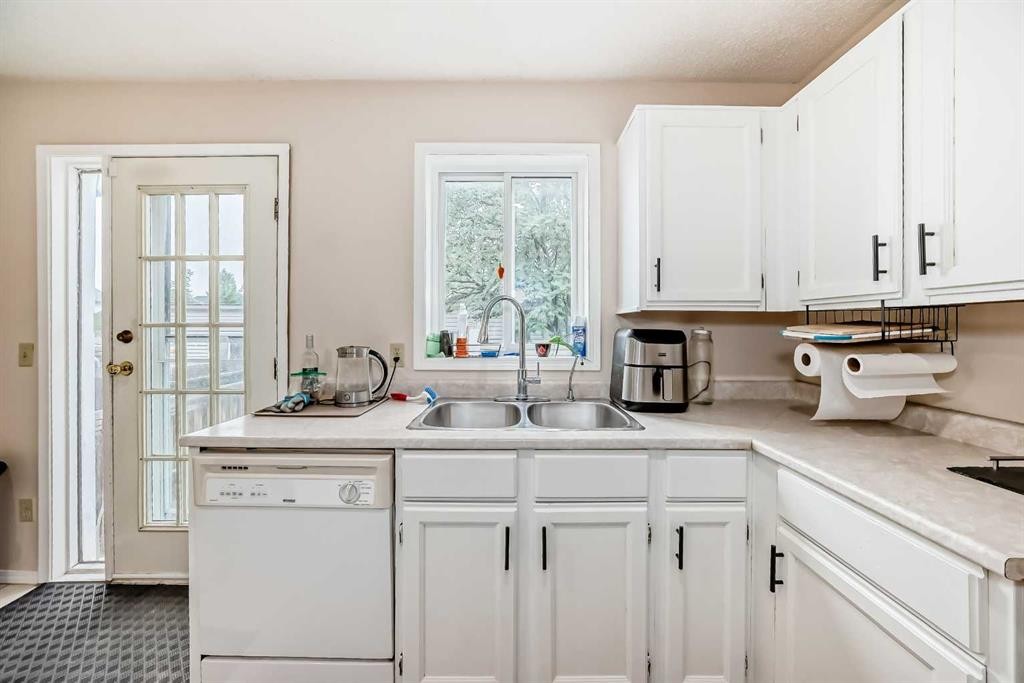 110 Edgeburn Crescent Nw, Calgary, AB - Indoor Photo Showing Kitchen With Double Sink