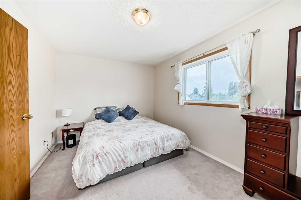 110 Edgeburn Crescent Nw, Calgary, AB - Indoor Photo Showing Bedroom
