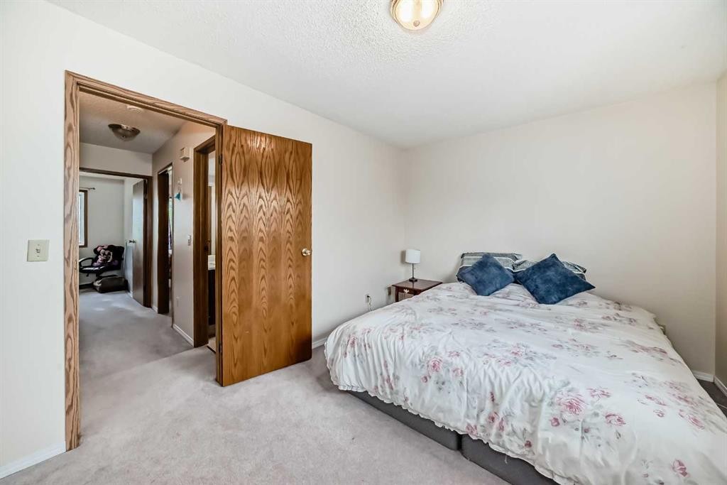 110 Edgeburn Crescent Nw, Calgary, AB - Indoor Photo Showing Bedroom