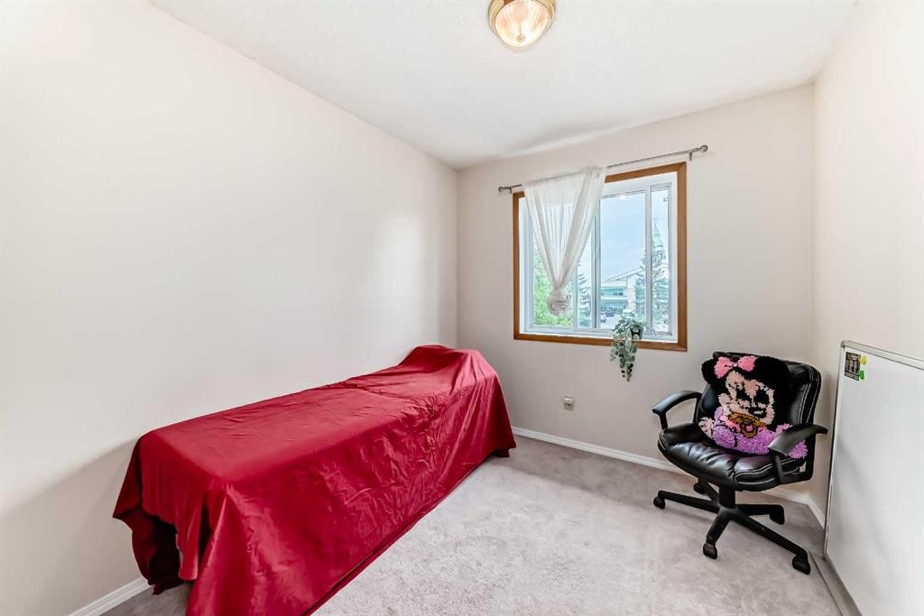 110 Edgeburn Crescent Nw, Calgary, AB - Indoor Photo Showing Bedroom